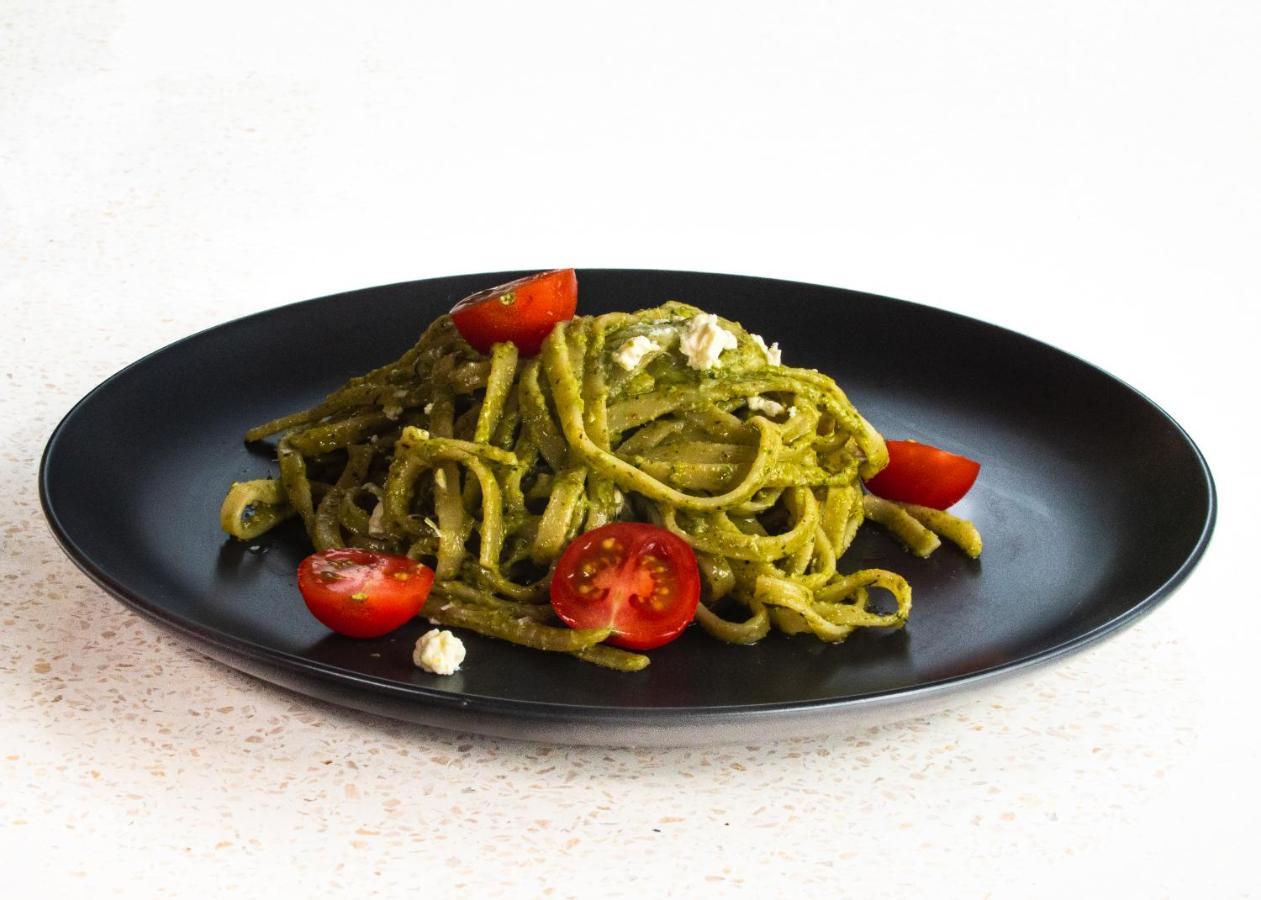 Neano Escape Manggis Exterior foto A plate of pasta with pesto