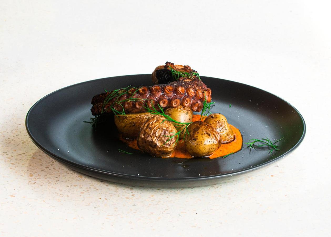 Neano Escape Manggis Exterior foto Octopus with potatoes
