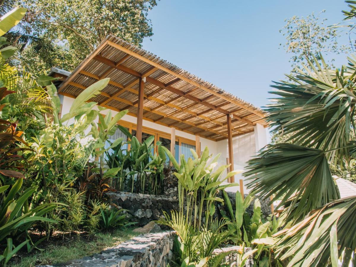 Neano Escape Manggis Exterior foto The house of the writer, architect and designer, in the garden of his home in the village of Khao Sam Roi Yot, Thailand