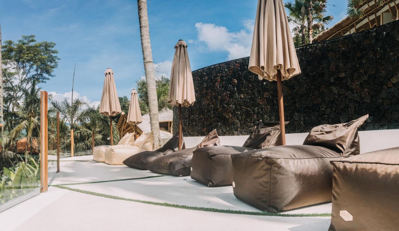 Neano Escape Manggis Exterior foto Bean bag chairs at a resort in Bali, Indonesia