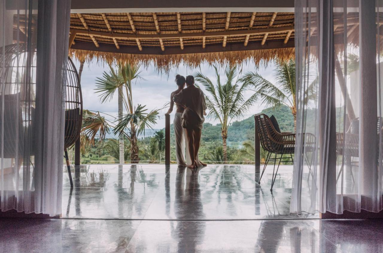 Neano Escape Manggis Exterior foto The view from the living room of a villa at the resort