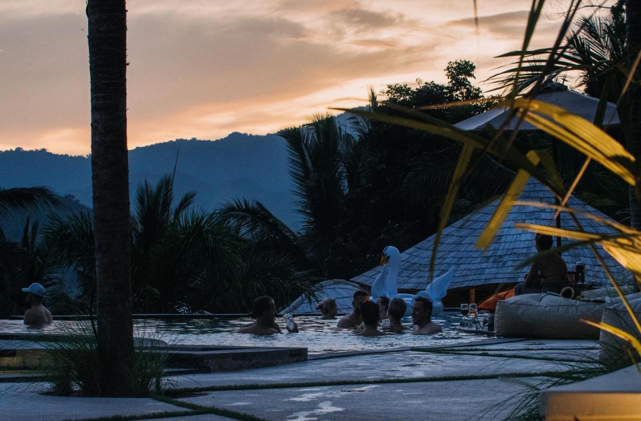 Neano Escape Manggis Exterior foto The wreckage of Flight 128