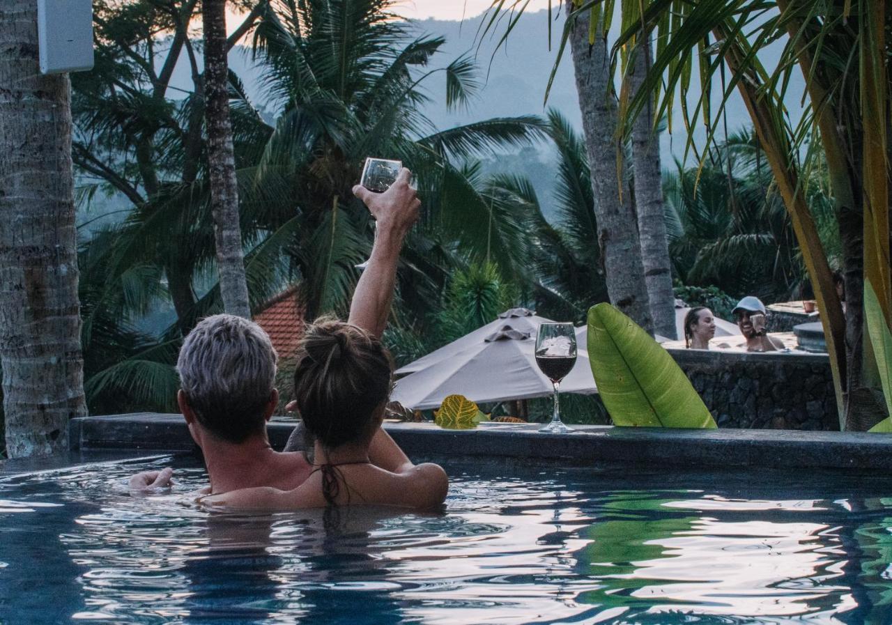 Neano Escape Manggis Exterior foto A couple in a swimming pool