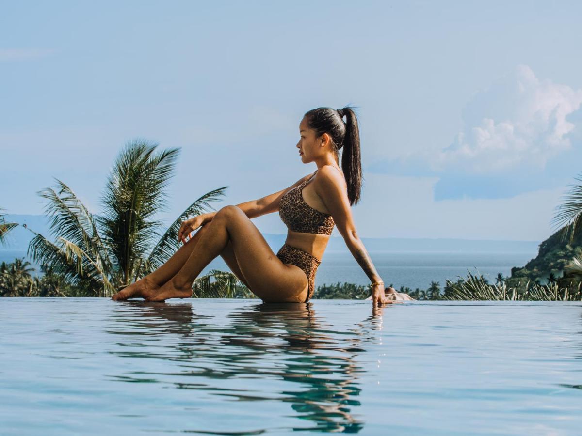 Neano Escape Manggis Exterior foto A woman wearing a bikini