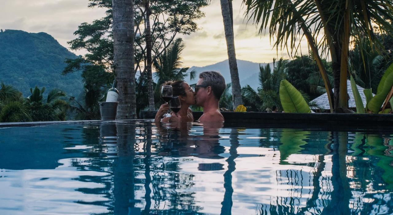 Neano Escape Manggis Exterior foto A couple kissing in a swimming pool