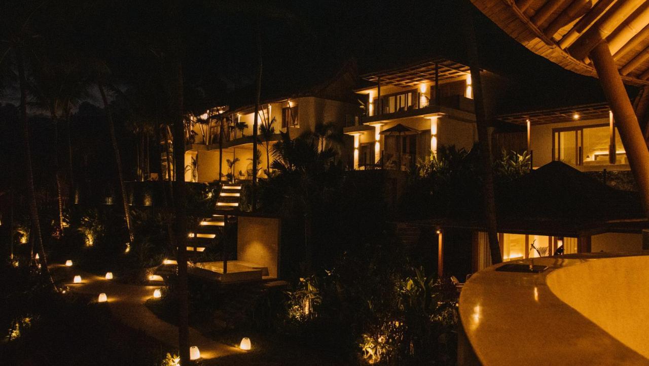 Neano Escape Manggis Exterior foto The resort at night